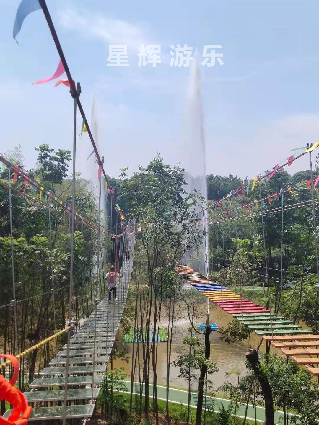 網(wǎng)紅步步驚心吊橋施工廠家：步步驚心吊橋晃動(dòng)危險(xiǎn)嗎？